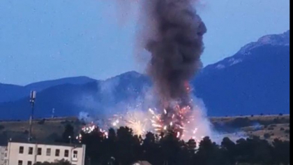 Explozie la un depozit de artificii din Brasov. O persoana a decedat, alte doua sunt intoxicate cu fum - VIDEO Explozie la un depozit de artificii din Brasov. O persoana a decedat, alte doua sunt intoxicate cu fum - VIDEO