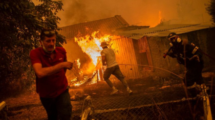 Arestari in Grecia in criza incendiilor. Guvernul promite pana la 150.000 de euro pentru fiecare familie care a ramas fara casa Arestari in Grecia in criza incendiilor. Guvernul promite pana la 150.000 de euro pentru fiecare familie care a ramas fara casa