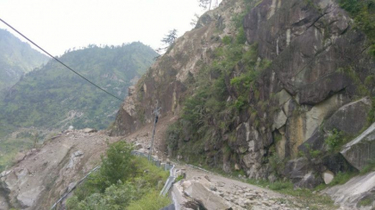 Zeci de oameni ingropati de vii, dupa ce o alunecare de teren uriasa a lovit o autostrada din India - GALERIE FOTO