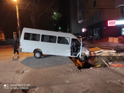 Cu microbuzul direct in sant. Ghinionul unui sofer care nu a observat indicatoarele - FOTO