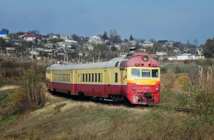 O locomotiva a luat foc la Falesti. 45 de persoane - evacuate, 3 autospeciale la fata locului