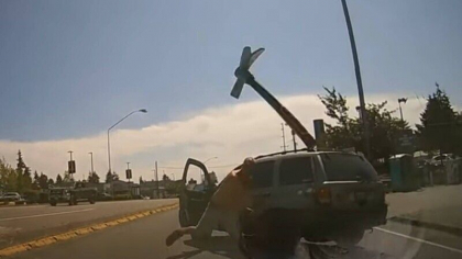 Un sofer nervos a blocat drumul si a aruncat cu un topor in parbrizul unei masini - VIDEO Un sofer nervos a blocat drumul si a aruncat cu un topor in parbrizul unei masini - VIDEO