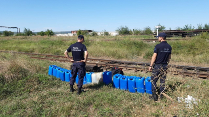 17 butelii cu motorina, ascunse de-a lungul caii ferate la Basarabeasca. Un barbat, retinut - FOTO 17 butelii cu motorina, ascunse de-a lungul caii ferate la Basarabeasca. Un barbat, retinut - FOTO
