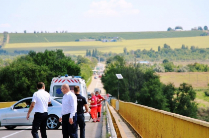 O femeie care a vrut sa se arunce de pe un pod la Criuleni - salvata de politisti - FOTO