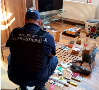 Afacere esuata cu droguri pentru trei persoane, dupa ce in locuintele lor au fost gasite substante narcotice, in urma perchezitiilor. Ce spune politia Afacere esuata cu droguri pentru trei persoane, dupa ce in locuintele lor au fost gasite substante narcotice, in urma perchezitiilor. Ce spune politia