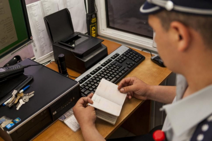 Un moldovean - cercetat, dupa ce a fost prins la vama cu acte false. Ar fi achitat 600 de euro pentru un permis de conducere Un moldovean - cercetat, dupa ce a fost prins la vama cu acte false. Ar fi achitat 600 de euro pentru un permis de conducere