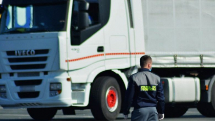 Soferul unui camion care mergea spre Rusia a sunat la 112 spunand ca aude voci in remorca Soferul unui camion care mergea spre Rusia a sunat la 112 spunand ca aude voci in remorca