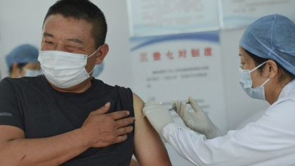 China a administrat intr-o sigura zi aproape 12 milioane de doze de vaccin. Numarul cazurilor Covid continua sa scada China a administrat intr-o sigura zi aproape 12 milioane de doze de vaccin. Numarul cazurilor Covid continua sa scada