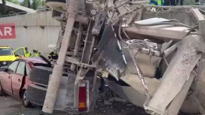 O betoniera a cazut peste un autoturism dupa ce a rupt un parapet din beton O betoniera a cazut peste un autoturism dupa ce a rupt un parapet din beton