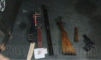 Un tanar - cercetat penal, dupa ce a fost prins in trafic cu arma detinuta ilegal si fara permis de conducere - FOTO