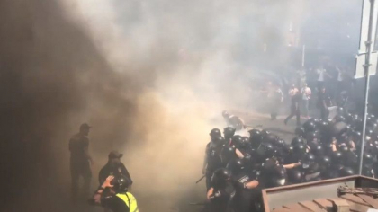 Ciocniri violente in Ucraina. Biroul presedintelui Zelensky a fost luat cu asalt de protestatari