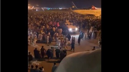 Haos pe aeroportul din Kabul, oamenii vor cu disperare sa plece. 60 de tari cer ca afganii si cetatenii straini sa poata parasi tara Haos pe aeroportul din Kabul, oamenii vor cu disperare sa plece. 60 de tari cer ca afganii si cetatenii straini sa poata parasi tara