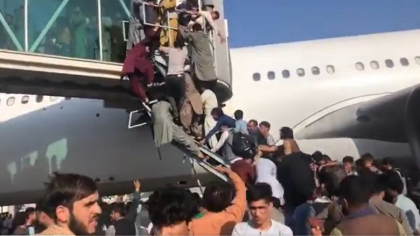 Talibanii isi proclama victoria: „Razboiul s-a incheiat”. Mii de afgani se lupta sa plece din Kabul. Reuters: 5 morti la aeroport