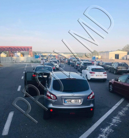 Cozi infernale la vama Leuseni. Oamenii stau in rand pentru a intra in tara - FOTO