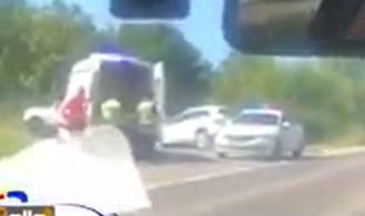 Soferul unui BMW a scapat ca prin urechile acului, dupa ce a derapat de pe sosea, a lovit un stalp si a intrat cu automobilul in cativa copaci de pe marginea drumului - VIDEO Soferul unui BMW a scapat ca prin urechile acului, dupa ce a derapat de pe sosea, a lovit un stalp si a intrat cu automobilul in cativa copaci de pe marginea drumului - VIDEO