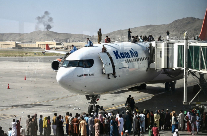 GALERIE FOTO. Haosul din Kabul in IMAGINI: Disperare vs. speranta