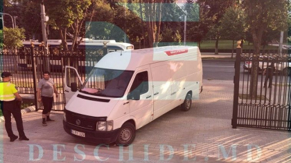 Alerta la Presedintia Republicii Moldova. Un microbuz a dat buzna in curtea institutiei - FOTO