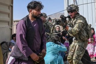 Momentul cand soldatii americani ridica armele pe aeroportul din Kabul - FOTO Momentul cand soldatii americani ridica armele pe aeroportul din Kabul - FOTO