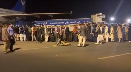 Sase moldoveni, printre membrii echipajului aeronavei aflate pe aeroportul din Kabul, unde sute de oameni se calca in picioare pentru a parasi Afganistanul