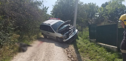 Accident tragic la Ocnita. Un barbat a murit, dupa ce masina pe care o conducea s-a izbit de un pilon si s-a rasturnat - FOTO