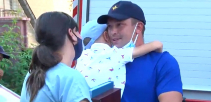 Emotii si lacrimi de fericire la ceremonia de intampinare a angajatilor IGSU, reveniti astazi din Grecia. Acestia si-au imbratisat familia si persoanele dragi, pe care nu le-au vazut de mult timp - VIDEO/FOTO