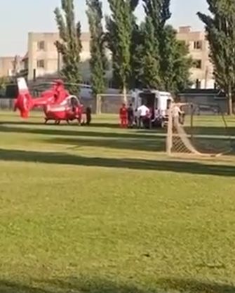 Un elicopter SMURD a aterizat pe un teren de fotbal din Cantemir. Imaginile au fost surprinse de martori - VIDEO Un elicopter SMURD a aterizat pe un teren de fotbal din Cantemir. Imaginile au fost surprinse de martori - VIDEO