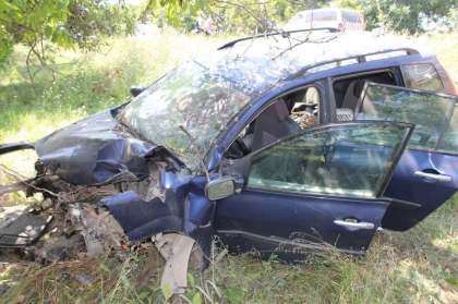 O femeie si doi copii au fost transportati la spital, dupa ce masina in care se aflau a intrat intr-un copac. Ce spune politia O femeie si doi copii au fost transportati la spital, dupa ce masina in care se aflau a intrat intr-un copac. Ce spune politia