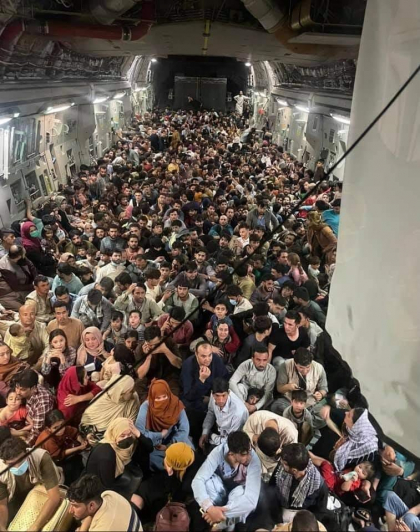 Imagini dramatice cu sute de afgani inghesuiti in avioanele care abia au putut decola de pe aeroportul din Kabul. Fotografiile care au facut inconjorul lumii - FOTO Imagini dramatice cu sute de afgani inghesuiti in avioanele care abia au putut decola de pe aeroportul din Kabul. Fotografiile care au facut inconjorul lumii - FOTO