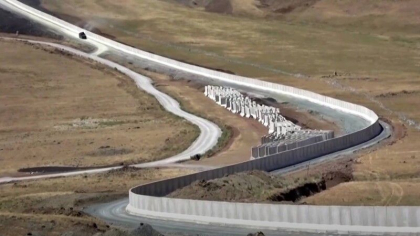 Turcia construieste un zid de 295 de kilometri impotriva refugiatilor din Afganistan - VIDEO Turcia construieste un zid de 295 de kilometri impotriva refugiatilor din Afganistan - VIDEO
