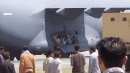 O persoana s-a agatat de roata unui avion care decola, la Kabul. Ramasite umane au fost gasite in trenul de aterizare