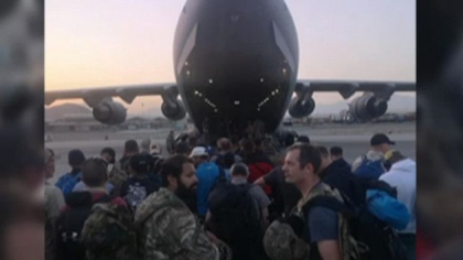 Imagini din timpul evacuarii romanilor din Afganistan, unii au ajuns deja in Dubai. MAE: 16 au plecat deja, mai sunt 27