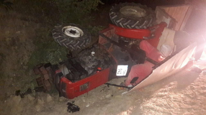 Un barbat - transportat la spital, dupa ce tractorul in care se afla s-a rasturnat. Ce spune politia - FOTO