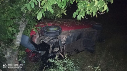 Soferul unui Mercedes a ajuns la spital, dupa ce a pierdut controlul volanului si s-a izbit intr-un copac - FOTO Soferul unui Mercedes a ajuns la spital, dupa ce a pierdut controlul volanului si s-a izbit intr-un copac - FOTO