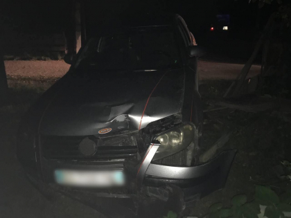 Un barbat a ajuns la spital, dupa ce masina in care se afla a derapat de pe sosea si a intrat intr-un gard, la Edinet - FOTO Un barbat a ajuns la spital, dupa ce masina in care se afla a derapat de pe sosea si a intrat intr-un gard, la Edinet - FOTO