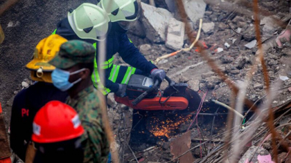 16 oameni au fost scosi in viata de sub daramaturi, la cateva zile dupa cutremurul din Haiti 16 oameni au fost scosi in viata de sub daramaturi, la cateva zile dupa cutremurul din Haiti