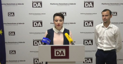 Membrul Platformei DA, Stela Macari - declaratii dupa ce a fost actionata in judecata de cinci membri ai Partidului Politic „SOR” - VIDEO Membrul Platformei DA, Stela Macari - declaratii dupa ce a fost actionata in judecata de cinci membri ai Partidului Politic „SOR” - VIDEO