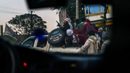 Focuri trase de talibani, langa aeroportul din Kabul. Clarissa Ward, CNN: „Au biciuit oamenii, au tras cu armele in aer sau spre ei” Focuri trase de talibani, langa aeroportul din Kabul. Clarissa Ward, CNN: „Au biciuit oamenii, au tras cu armele in aer sau spre ei”