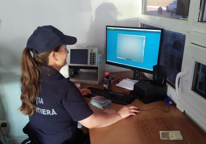 Doi barbati - cercetati, dupa ce au fost prinsi la vama cu acte false. Unul dintre ei ar fi achitat 150 de euro pentru un buletin de identitate roman Doi barbati - cercetati, dupa ce au fost prinsi la vama cu acte false. Unul dintre ei ar fi achitat 150 de euro pentru un buletin de identitate roman
