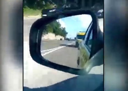 O ambulanta, care transporta la spital un micut de doi ani in stare grava, a fost escortata de masina politiei, dupa ce s-a defectat girofarul vehiculului - VIDEO O ambulanta, care transporta la spital un micut de doi ani in stare grava, a fost escortata de masina politiei, dupa ce s-a defectat girofarul vehiculului - VIDEO