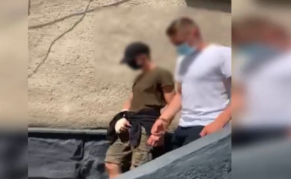 Au furat mancare, au batut o femeie si au fugit. Ce risca doi tineri din capitala - VIDEO Au furat mancare, au batut o femeie si au fugit. Ce risca doi tineri din capitala - VIDEO