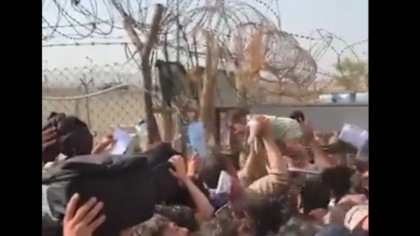 Femeile afgane plang si isi arunca bebelusii peste gardul de sarma ghimpata in aeroportul din Kabul: "Ajutati-ne, vin talibanii!" - VIDEO
Femeile afgane plang si isi arunca bebelusii peste gardul de sarma ghimpata in aeroportul din Kabul: "Ajutati-ne, vin talibanii!" - VIDEO