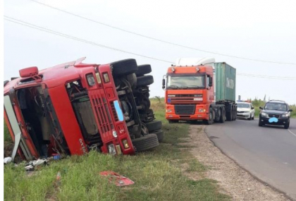 Un barbat - transportat la spital, dupa ce a pierdut controlul volanului si camionul pe care il conducea s-a rasturnat, la Anenii Noi. Ce spune politia - FOTO