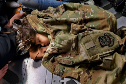 Scene disperate pe aeroportul din Kabul: Mamele afgane isi arunca copiii peste gardul de sarma ghimpata, catre soldatii straini / Ofiter britanic: A fost ingrozitor. Toti am plans azi-noapte Scene disperate pe aeroportul din Kabul: Mamele afgane isi arunca copiii peste gardul de sarma ghimpata, catre soldatii straini / Ofiter britanic: A fost ingrozitor. Toti am plans azi-noapte