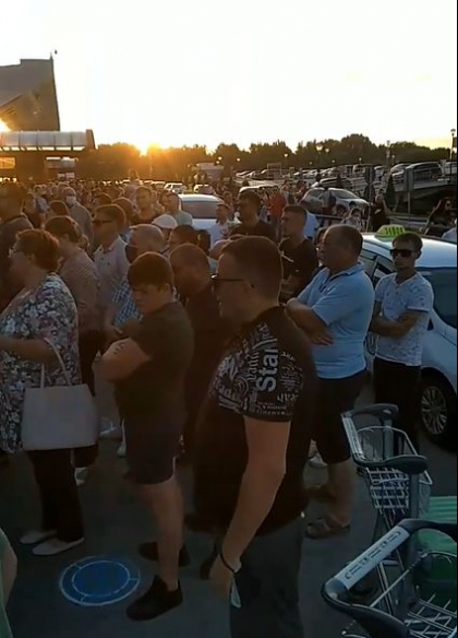 Imbulzeala la Aeroportul International Chisinau. Zeci de oameni, indignati de noile restrictii. Acestia nu sunt lasati sa intre pentru a-si petrece rudele peste hotare sau pentru a le intampina - VIDEO
