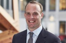 Criza in Afganistan? Nu ma deranjati, sunt in vacanta in Creta. Seful diplomatiei britanice, presat sa demisioneze Criza in Afganistan? Nu ma deranjati, sunt in vacanta in Creta. Seful diplomatiei britanice, presat sa demisioneze