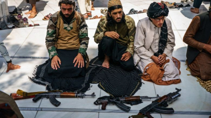 Cosmarul din Afganistan. Un cetatean britanic si sotia sa au fost batuti cu salbaticie de talibani cand incercau sa plece din tara Cosmarul din Afganistan. Un cetatean britanic si sotia sa au fost batuti cu salbaticie de talibani cand incercau sa plece din tara