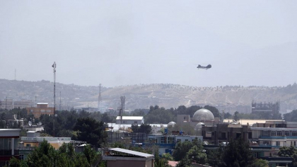 SUA si Germania incep sa foloseasca elicoptere pentru a-si recupera cetatenii blocati in Kabul si a-i transporta pana la aeroport SUA si Germania incep sa foloseasca elicoptere pentru a-si recupera cetatenii blocati in Kabul si a-i transporta pana la aeroport