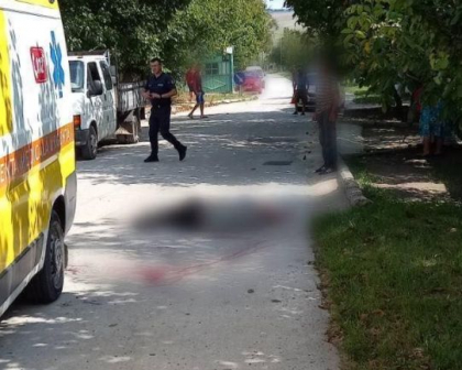Doua persoane - transportate la spital, dupa ce au ajuns cu motocicleta intr-o fantana, la Donduseni - FOTO Doua persoane - transportate la spital, dupa ce au ajuns cu motocicleta intr-o fantana, la Donduseni - FOTO