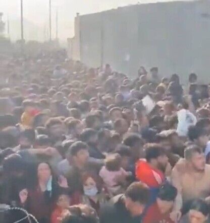 O fetita de doi ani a murit in aeroportul din Kabul, dupa ce a fost calcata in picioare de multime O fetita de doi ani a murit in aeroportul din Kabul, dupa ce a fost calcata in picioare de multime
