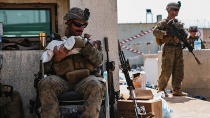 „Salvati-mi copilul!” Imaginile virale cu militarii SUA care au grija de copiii afgani in haosul din aeroportul din Kabul - FOTO „Salvati-mi copilul!” Imaginile virale cu militarii SUA care au grija de copiii afgani in haosul din aeroportul din Kabul - FOTO